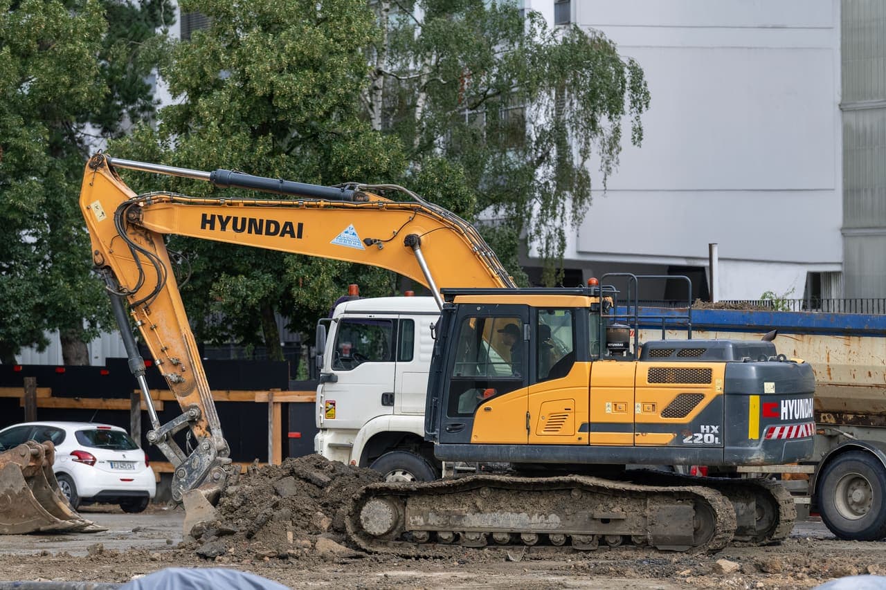 Hyundai HX220