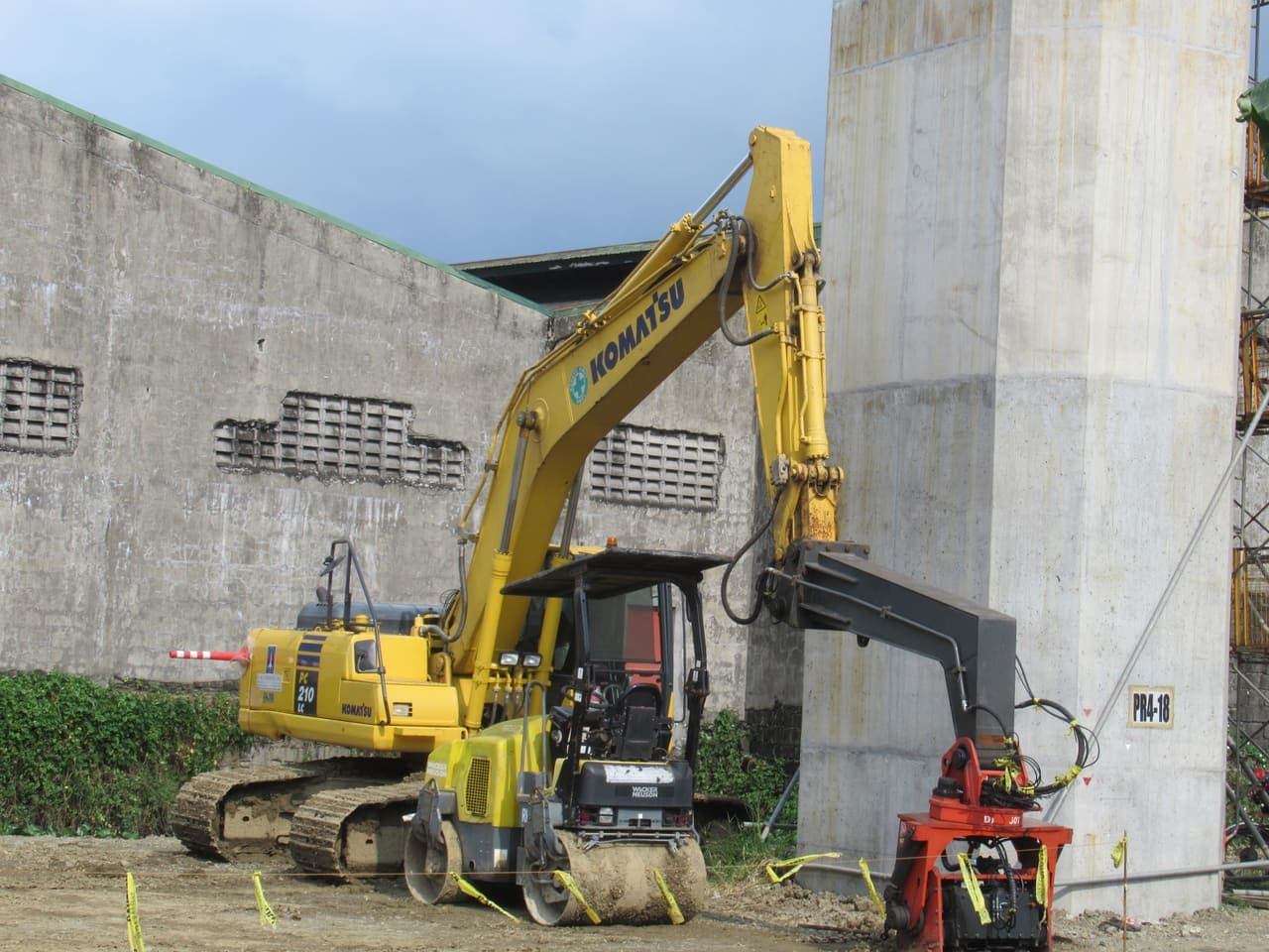 Komatsu PC210