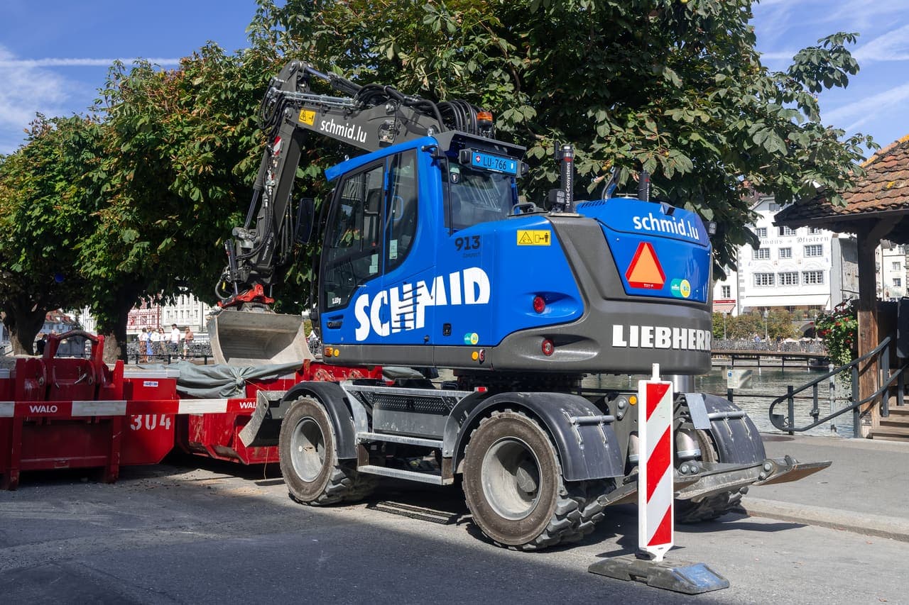 Liebherr A 913