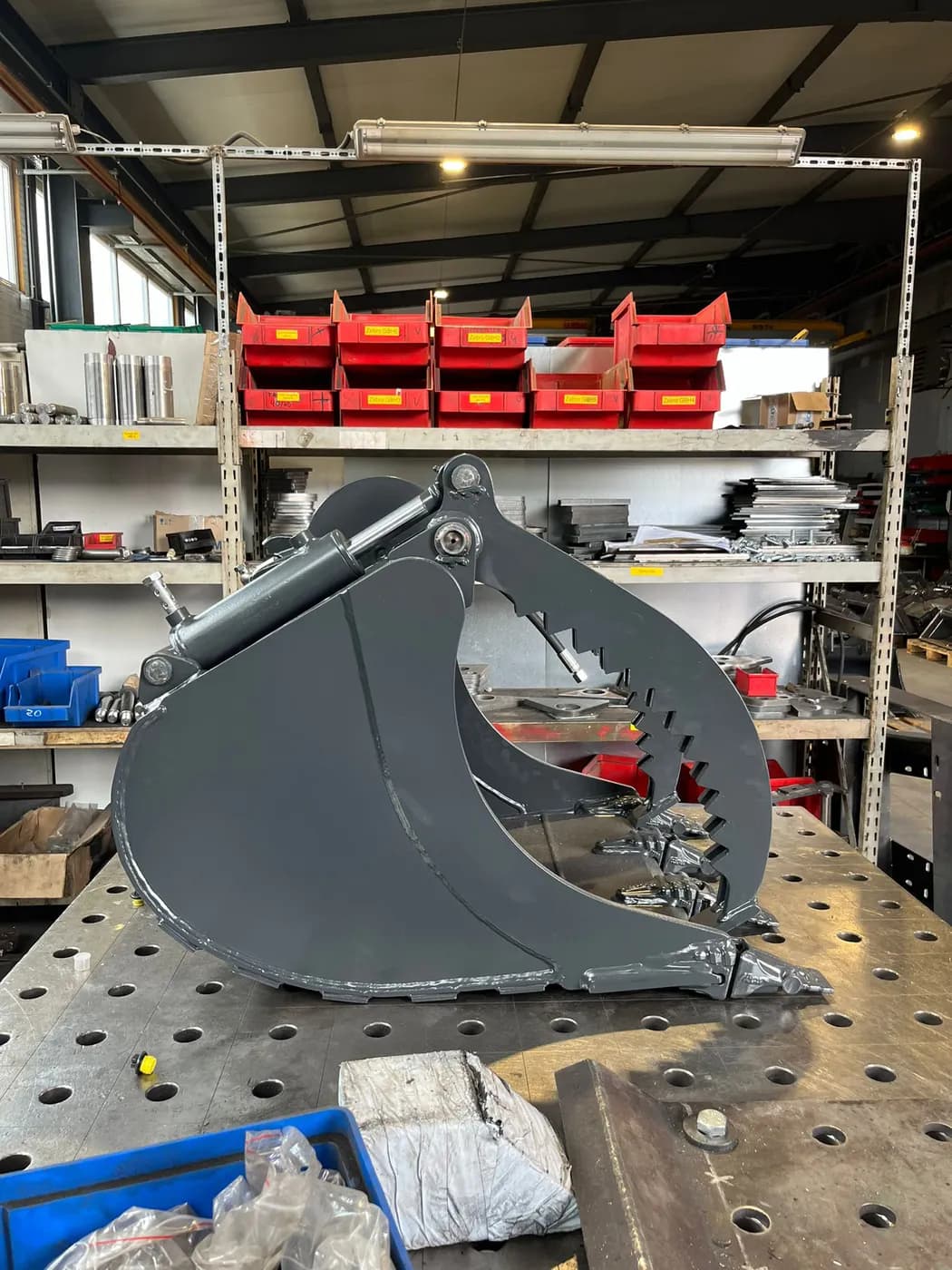 CB mini - hydraulische bak met klem voor minigraver in de werkplaats, foto 1