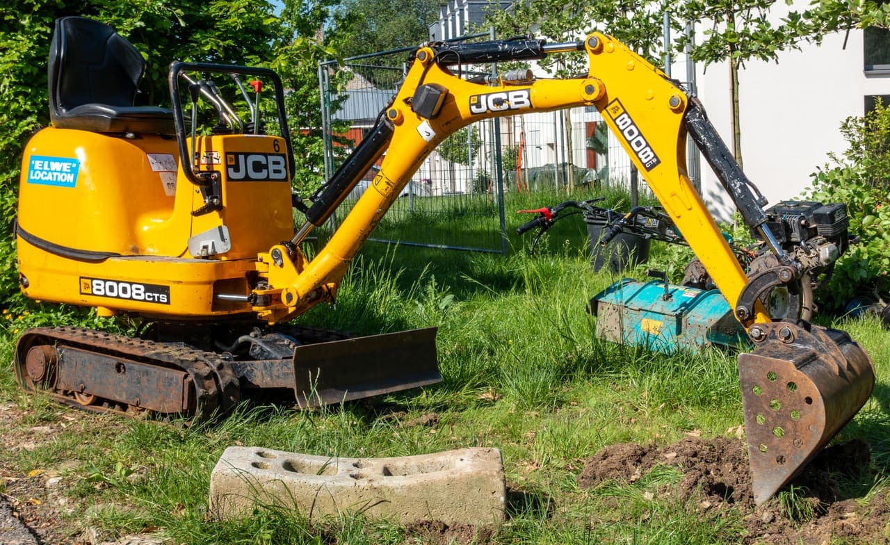 JCB 8008